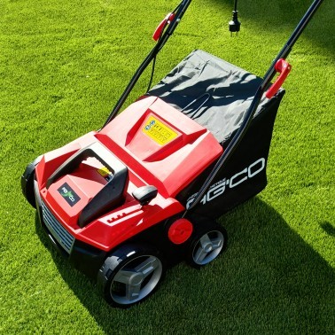 Brosseuse électrique aspirante gazon synthétique 1800w