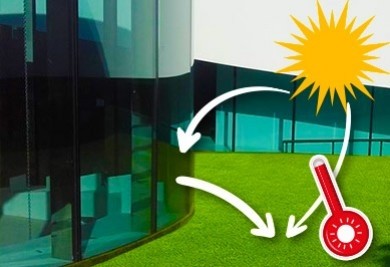 Gazon synthétique et baie vitrée la mauvaise cohabitation