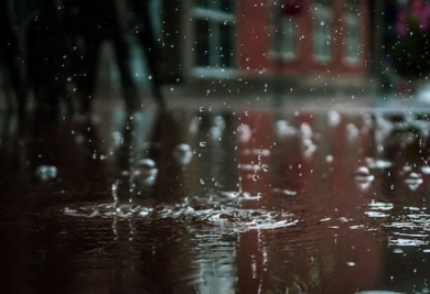 Le gazon synthétique et la pluie