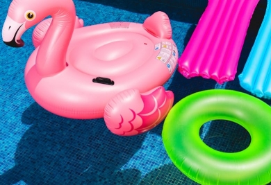 Le risques principal du gazon synthetique autour d'une piscine